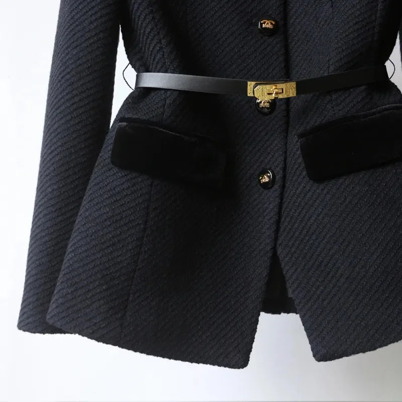 Clara – Blazer femme structuré avec boutons décoratifs